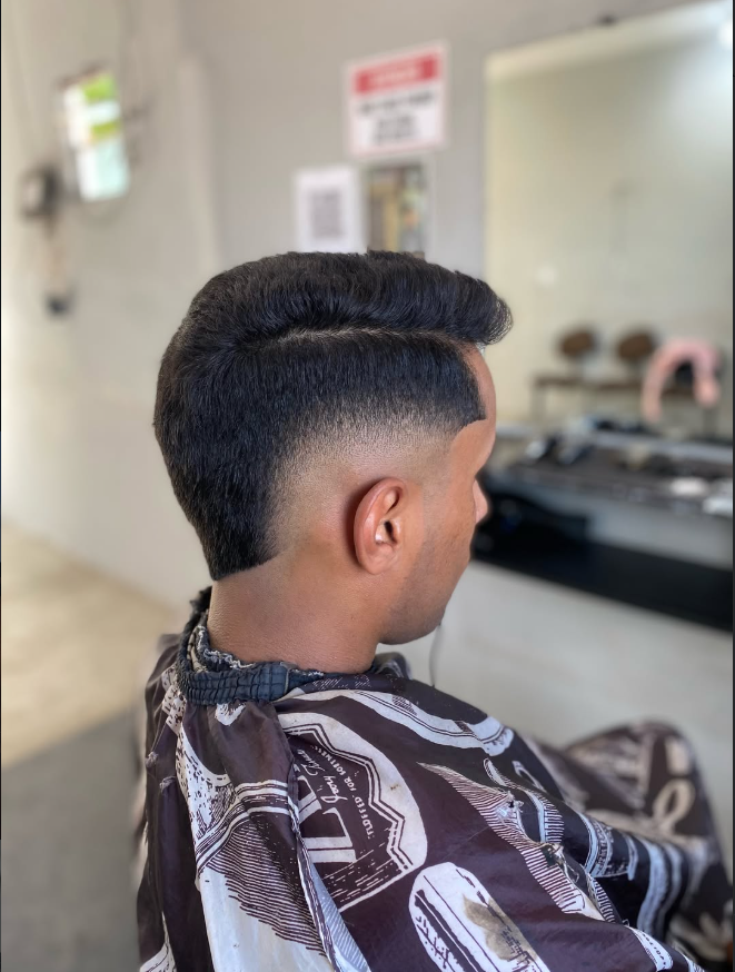 Corte com degradê e topo volumoso feito na Barbearia Santiago