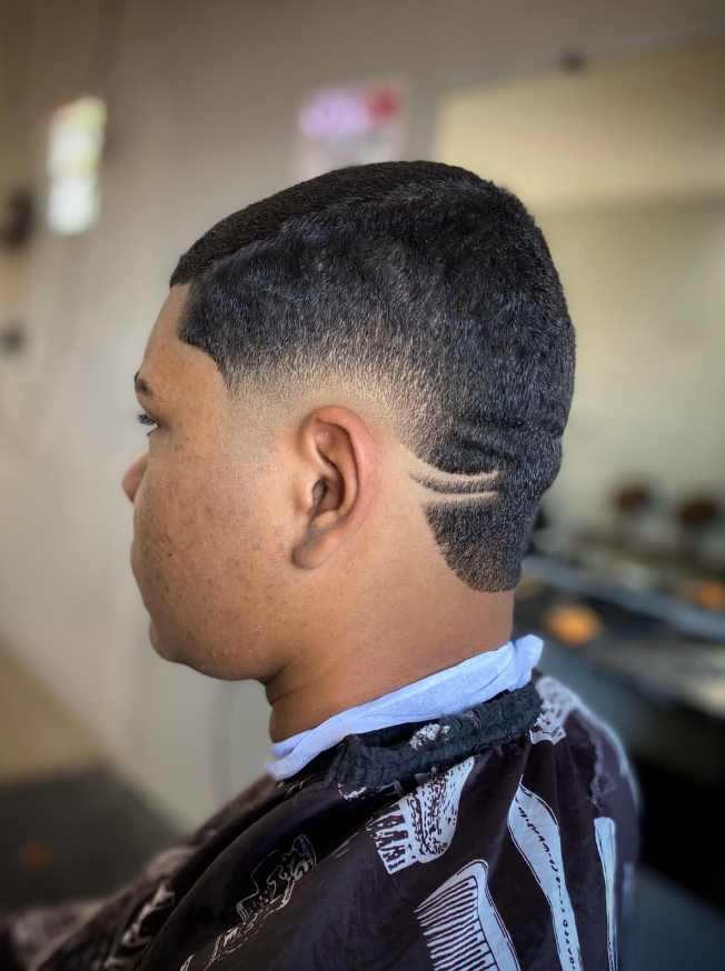 Corte baixo com degradê e desenho de duas linhas na lateral
