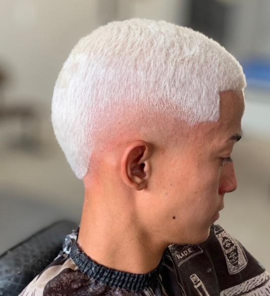 Cabelo platinado com topo texturizado e acabamento definido