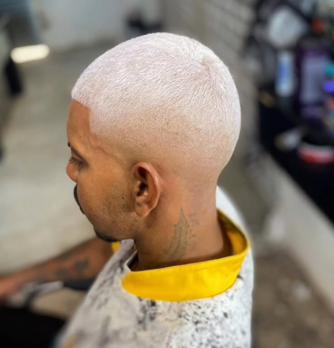 Corte curto completamente platinado